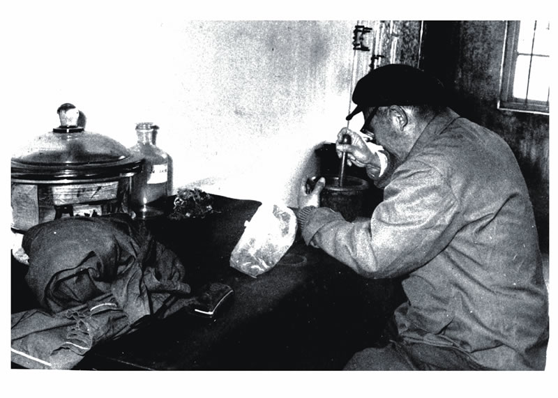 3-18 老教授在艰苦的环境下做实验.jpg