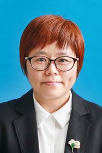 穿西装戴眼镜的人描述已自动生成